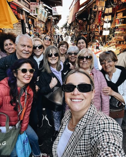 Sofía Pachano junto al primer grupo de turistas con el que viajó a Turquía. Su tour, definido como "una experiencia exclusiva en grupo reducido" no incluye los aéreos