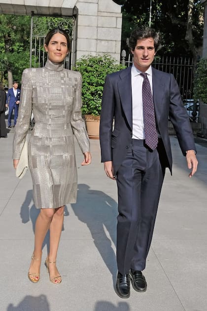 Hace unas semanas, la duquesa de Huéscar deslumbró con un look galáctico en la inauguración de la muestra “Balenciaga y la pintura española”, en el Museo Thyssen- Bornemisza. Lució un vestido a la rodilla, de la colección de alta costura de Jan Taminiau, uno de los diseñadores preferidos de Máxima.