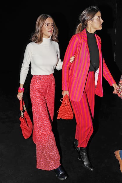 Sofía eligió un modelo brocado de Ágatha Ruiz de la Prada, que combinó con un suéter de cashmere, botas de cuero y su cartera favorita, la Celebrity de Tissa Fontaneda (su valor es de 1200 euros), para ir a la semana de la moda de Madrid.