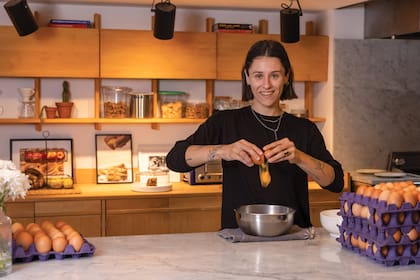 Sofía prepara omelettes
con los huevos de La Villa, la granja que dirige en San Pedro junto a su prometido.