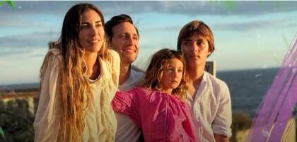 Sofía Reca y Tomás Yankelevich junto a sus hijos Inti y Mila; la pequeña murió el lunes 28 de julio