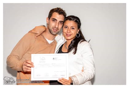 Sofía recibió diploma a cuatro días de ser mamá por primera vez