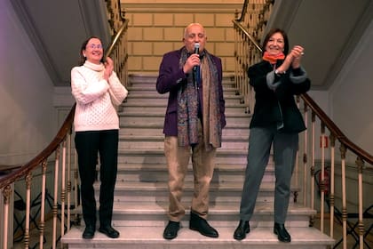 Sofía Rodríguez Bernis, directora del Museo de Artes Decorativas de Madrid, con Aníbal Jozami y Diana Wechsler, directores de Bienalsur, en la inauguración este mediodía