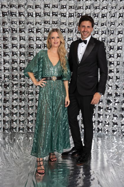 Sofía Soldati lució un diseño de Maje París, sandalias de Valentino y aros de brillantes y anillos de Flo Boskis Stad. Su marido, Darío Turovelzky, CEO de Telefe, llevó un smoking de Etiqueta Negra y zapatos Ricky Sarkany.