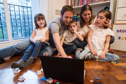 Sofía tiene 12 años y toda su familia se involucra para que pueda seguir las terapias on line