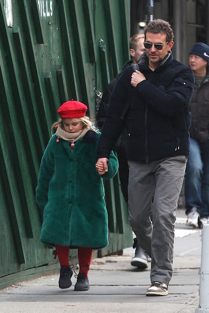 La tierna postal de Bradley Cooper paseando por Nueva York con su hija Lea. La pequeña de seis años eligió para la salida un look navideño: un abrigo verde y una boina roja. Bradley, por otra parte, eligió un estilo sobrio con un abrigo negro, pantalones grises y lentes oscuros