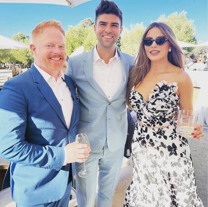 Sofía Vergara, Jesse Tyler y Justin Mikita en la boda de Sarah Hyland y Wills Adams