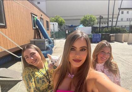 Sofía Vergara posa feliz para una selfie previo a la transmisión de America's Got Talent