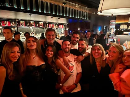Sofía Vergara se tomó una foto con Leo Messi y Anto Roccuzzo en un bar de Miami. No ocultó su fanatismo