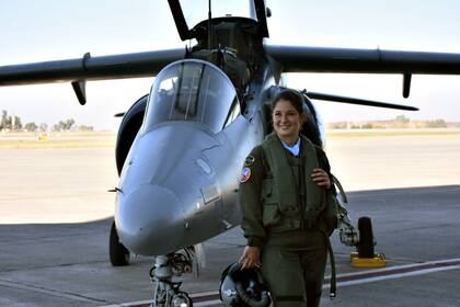 Sofía viene de una familia con tres generaciones de aviadores. Estudió en la Escuela de Aviación Militar en Córdoba