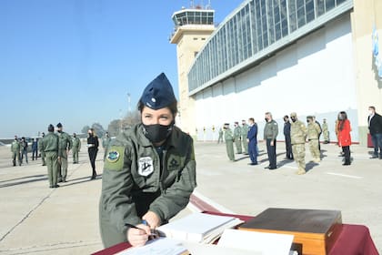 Sofía Vier, de 26 años, está a punto de convertirse en la primera mujer piloto de caza de la Fuerza Aérea Argentina, tras realizar un exitoso "Vuelo Solo", como parte de la especialización, en la IV Brigada Aérea en Mendoza.