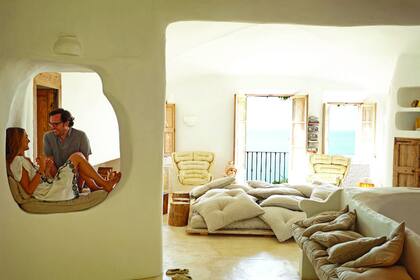 Sofía y Alex posan en el estar, súper luminoso, donde unos almohadones de lino le dan forma a un camastro que hace las veces de sofá. “Nos dormimos unas siestas fabulosas ahí y por la noche vemos películas en un proyector”, cuenta Sofía.