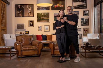 Sofía y Chris se conocieron en
2018 durante el programa "El gran
premio de la cocina", donde él era
jurado y ella participante. “Apenas
entró al programa, enseguida
se destacó por su frescura”,
revela él. A pesar de los 26 años
de diferencia, no dudó en dar el
primer paso para invitarla a salir.