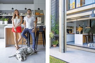 Sofía y Guido con su perro Barton. En la isla con puertas de madera en el frente, revestimiento Silestone (Marmolería Reyes). Extractor (ZB Campanas). Banquetas ‘Tólix’ (Hogar Deco).