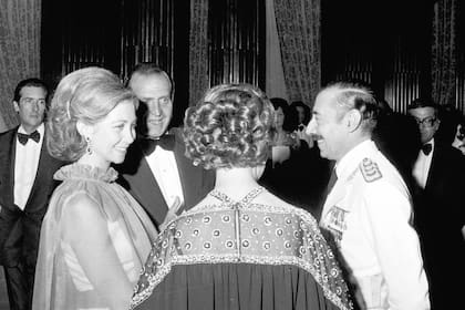 Sofía y Juan Carlos conversan con Videla y su esposa, en un viaje que fue duramente cuestionado por los medios españoles