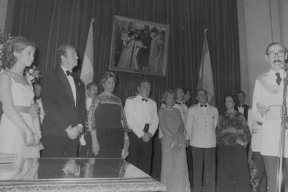 Sofía y Juan Carlos escuchan el discurso del presidente de facto Videla en el Concejo Deliberante de Buenos Aires, el 27 de noviembre de 1978