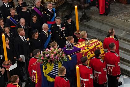 Sofía y Juan Carlos I de España con el rey Felipe VI de España y la reina Letizia de España mientras el ataúd se coloca cerca del altar en el funeral de estado de la reina Isabel II, celebrado en la Abadía de Westminster
