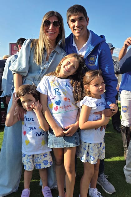Sofía y Juan
Pablo Saadi
(veterinario
de Park
Place)
posan con
sus hijas
Mora Helena
y Esmeralda,
que llevaron
remeras
customizadas
por el Día
del Padre.