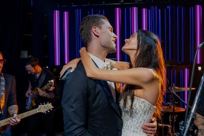 Sofía y Zach, enamorados y felices, bailan al ritmo de la banda que tocó en vivo y de la música del DJ Choppe Dávila.