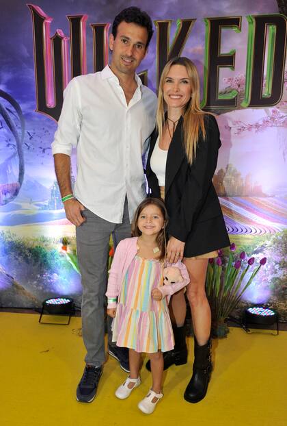 Sofía Zámolo convirtió la invitación en una salida familiar, junto a su hija California y su esposo José Félix Uriburu