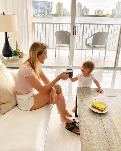 Sofía Zámolo en pleno desayuno con su hija California (Foto: Instagram @sofiazamolo)