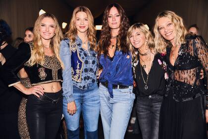 Sofía Zamolo, Marcela Kloosterboer, Paula Chaves, Josefina Helguera y Sol Acuña posaron para los flashes. Si bien Zaira Nara fue otra de las grandes figuras presentes, en ningún momento compartieron el espacio y no quedó registro que se hayan saludado