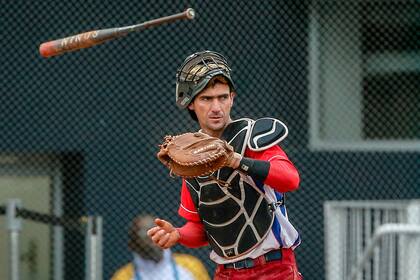 Vuela el bate en un partido de softball