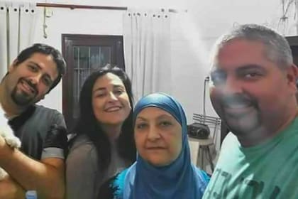 Soher El Sukaria, junto a su madre, que también profesa la fe islámica