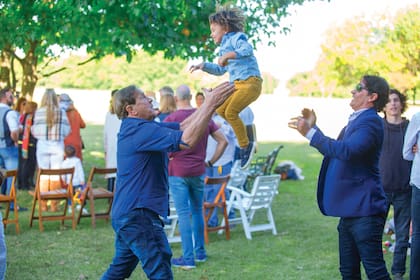 Tres generaciones juntas: Quique y Sebastián Estevanez juegan con Valentino, tercer hijo del actor