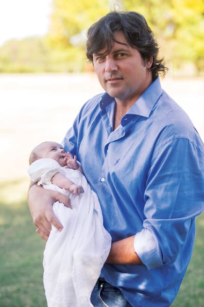 El polista con su hija en brazos