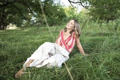 Aunque toda su familia paterna se dedica a la música, fue su mamá, Vicky Canale, la que le enseñó a tocar la guitarra. Su tía Sandra le recomendó que siguiera su propio camino, más allá de las comparaciones con las que se cruzaría en su recorrido 