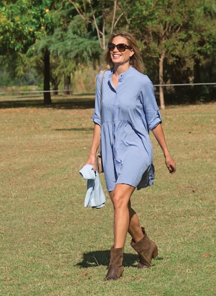 La modelo Ivana Saccani lució un vestido camisero que dejaba sus piernas kilométricas al descubierto.