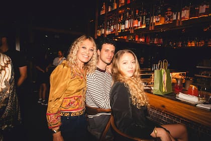 Sol Acuña, el músico y productor, Juan Saieg, y Clara Fiorito