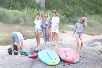 Sol, baños de mar y deportes acuáticos para toda la familia. Mientras Urcera se encargó de llevar en su tabla de paddle surf a las tres niñas, Nicole remó sola por las aguas de La Mansa. 