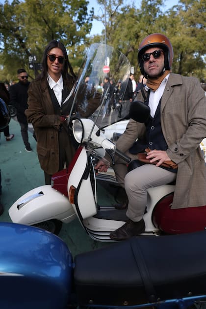 Sol Bottaro y Mariano Gold en su Piaggio Vespa px200