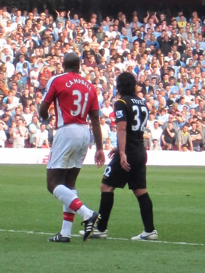 Sol Campbell marcando a Carlos Tevez en un partido entre el Arsenal y Manchester City, en 2010