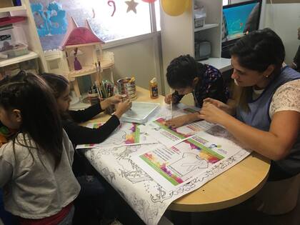 Sol en la sala de juegos del hospital entreteniendo a niños en tratamiento oncológico