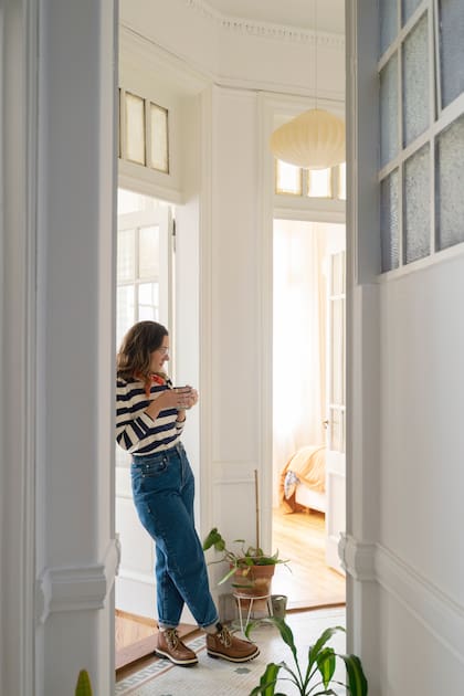 Sol en un momento de pausa, con cafecito en mano. Según su hermana, es “el cerebro de la empresa”