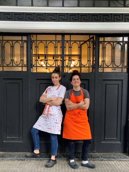 Sol Eskenazi y Martina Schvarzstein ofrecen delicias al paso en un garage.