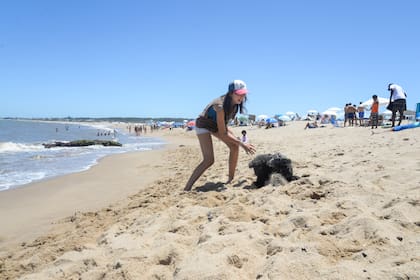 Sol Herbin y Lola en playa Bikini, Manantiales