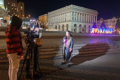 Sol Macaluso informa en vivo desde Ucrania para varias cadenas hispanas