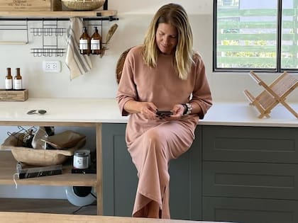 Sol Palou sentada en la cocina que diseñó íntegramente para la casa en el Barrio Privado San Sebastián