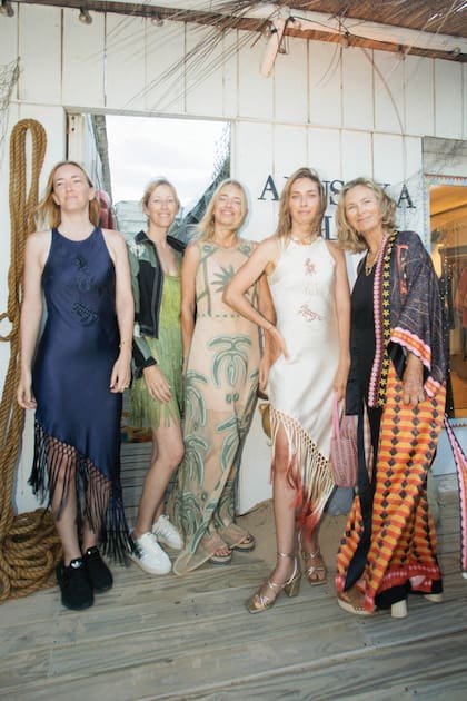 Sol, Panda, Natasha y Anushka Elliot con su madre, Sol Rueda