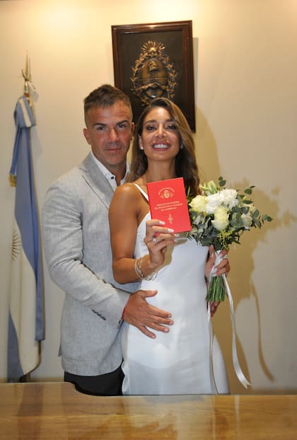 Sol Pérez y Guido Mazzoni con su flamante libreta matrimonial