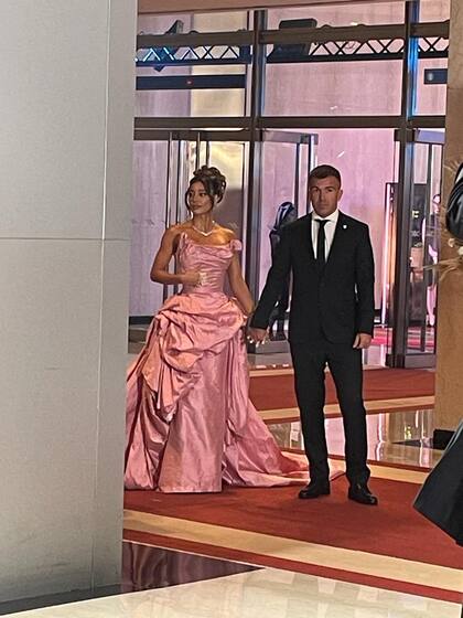 Sol Pérez y su novio, en su llegada a la alfombra roja