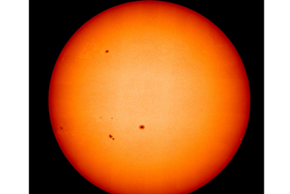 Superficie visible del Sol, también llamada fotosfera; las manchas solares, que parecen agujeros, son regiones donde el campo magnético del Sol se abre paso