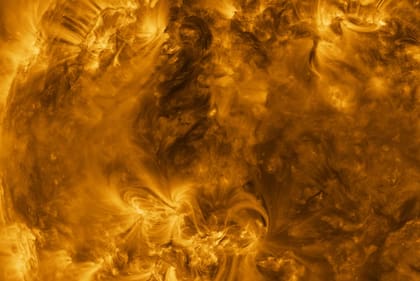 Detalle de regiones activas y del plasma sobresaliente del Sol a un millón de grados que sigue las líneas del campo magnético