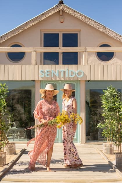 Sol Rueda y su hija Natasha en la puerta del local de José Ignacio.