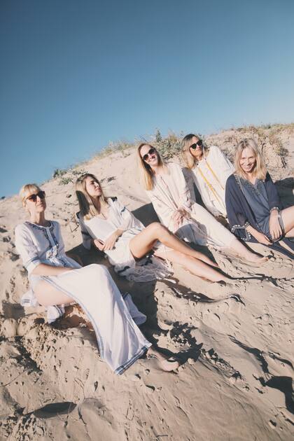Sol Rueda y sus hijas Sol, Panda, Anushka y Natasha Elliot en las arenas de José Ignacio.
