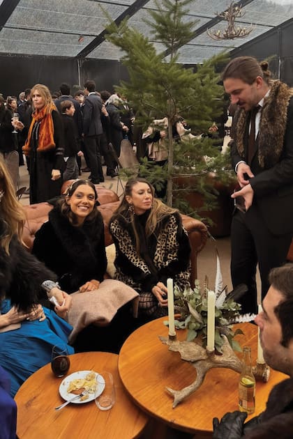 Sol Scelzi, Millie Blaquier y su primo Juan Blaquier, en uno de los livings dispuestos con sillones Chesterfield y BKF de cuero.